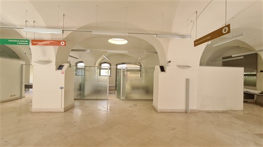 Centrale Locale In Pietra, 10 Vetrine, Suddivisibile, Accessi Multipli.